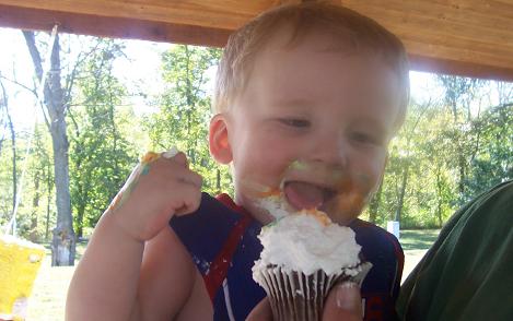 landon and cupcakes